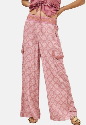 Pantalones de pierna ancha en rosa claro con un patrón geométrico, con una cinturilla texturizada y bolsillos laterales. Tejido suave con una caída elegante.