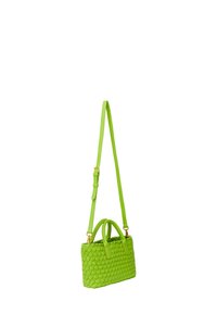 Geweven groene leren handtas met korte handvatten en een afneembare, verstelbare schouderband. Voorzien van hardware-accenten in goudkleur.