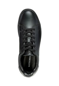 Sneaker in pelle nera con superficie texturizzata, punta arrotondata, sei occhielli e stringhe nere. Presenta il logo "Wittchen" all'interno della scarpa.