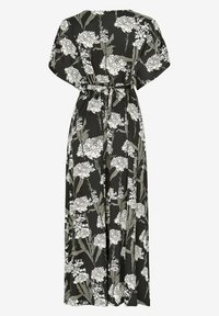 Blomster-maxikjole med sort bund, prydet med hvide og grå blomsterprint, korte ærmer, en bælte i taljen og en let silhuet.