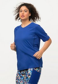 Ulla Popken UV-SCHUTZ 50+ V-AUSSCHNITT HALBARM - Camiseta básica - royal blue
