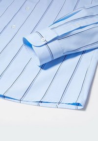 Camisa de dress de color azul claro con franjas verticales en blanco y azul oscuro, cuello con botones, puño de un solo botón y textura de tela de algodón suave.