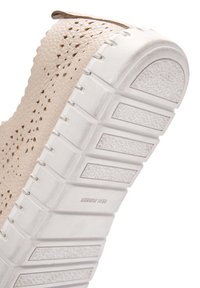 Scarpa in pelle beige perforata con suola in gomma bianca, caratterizzata da un motivo testurizzato e scanalature rettangolari per un migliore grip.