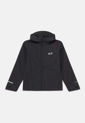 Schwarze wasserdichte Kapuzenjacke mit langen Ärmeln, Fronttaschen und Jack Wolfskin-Logo auf der Brust, flach auf weißem Hintergrund liegend.