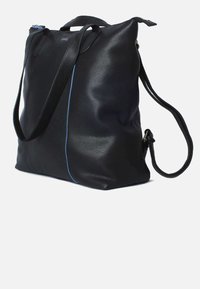 Svart läder tote-väska med en slät yta, med en blå accent-söm, dubbel handtag upptill och en justerbar axelrem.