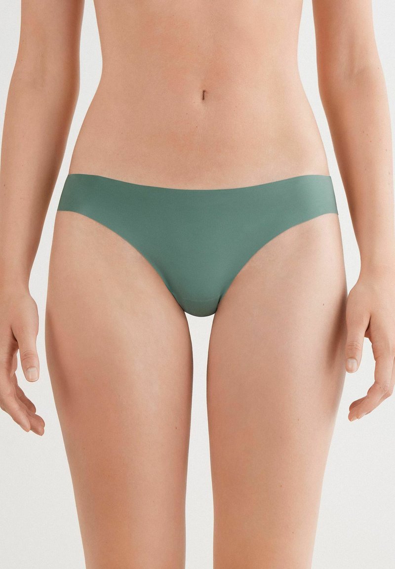 Groene bikini onderkant van gladde stof. Lage taille en een eenvoudig ontwerp met naadloze randen, biedt minimale bedekking.