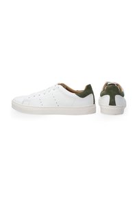Hvide sneakers lavet af læder med grønne ruskindsdetaljer ved hælen, der har en rund tå, flad sål og minimale perforeringer på siden.