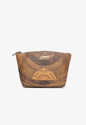 Bruine leren tas met zwart cirkelvormig tekstpatroon en gouden rits, met gouden "Gattinoni" logo in het midden van de voorkant.
