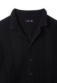 Camicia nera con bottoni, realizzata in tessuto texturizzato con intricati motivi aperti. Presenta un colletto a punta e bottoni neri. Taglia XL.