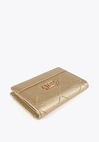 Guldmetallisk plånbok med präglad textur, som har en slät yta, signatur-logotyp i metall och en vikdesign. Kompakt och rektangulär.