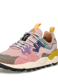 Vícebarevné tenisky s kombinací materiálů, včetně semiše a síťoviny. Výrazné barvy jsou růžová, zelená, modrá a žluté akcenty. Texturovaná podešev.