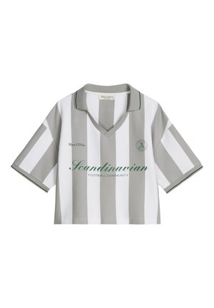 Μπλούζα ποδοσφαίρου με κοντά μανίκια και γιακά, με κάθετες γκρι και λευκές ρίγες, πράσινο περίγραμμα και κείμενο "Scandinavian Football Community".