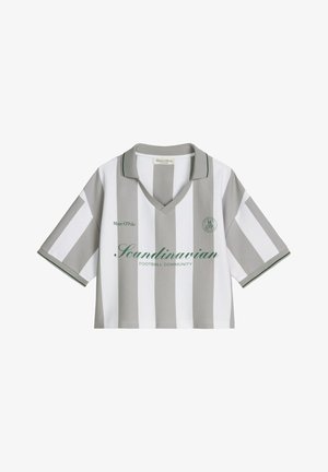 Μπλούζα ποδοσφαίρου με κοντά μανίκια και γιακά, με κάθετες γκρι και λευκές ρίγες, πράσινο περίγραμμα και κείμενο "Scandinavian Football Community".