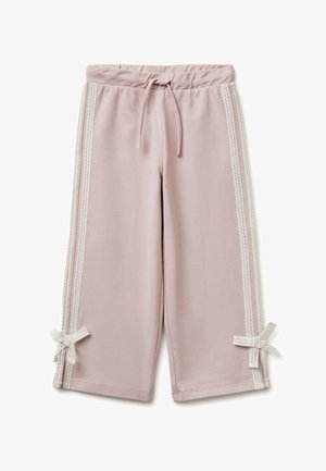 Světle růžové kalhoty s širokými nohavicemi, elastickým pasem a stahovací šňůrkou, zdobené dvěma vertikálními krajkovými pruhy a krajkovými mašlemi na lemu na každé straně.