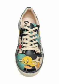 Schwarze Ledersneaker mit mehrfarbigem Cartoon-Design, ausgestattet mit einer beigen Schnürung und einer strukturierten Gummisohle. Bemerkenswerte Cartoon-Grafiken sind sichtbar.