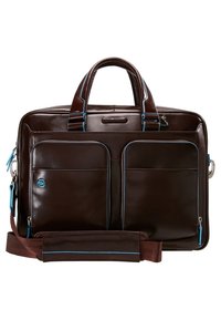 Sac à ordinateur en cuir marron avec des accents bleus, double poches avant, poignées supérieures, bandoulière amovible et une texture lisse.