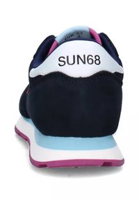 Scarpa sportiva di colore blu navy con tallone bianco, dettagli rosa e suola intermedia blu. Presenta il nome del marchio "SUN68" in evidenza sul retro.