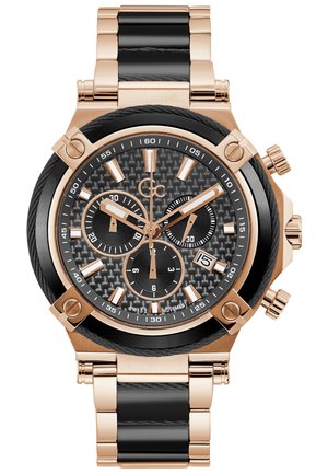 Chronograafhorloge met een zwarte carbonfiber wijzerplaat, rose-gouden kast, zwarte accenten en een geschakelde armband. Beschikt over drie sub-dials en een datvenster.