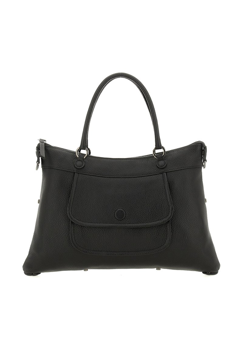 Borsa a mano in pelle nera con finitura testurizzata, doppi manici, tasca frontale con patta e dettagli in metallo argentato. Chiusura superiore con cerniera.