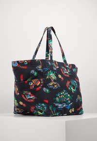 Černá textilní taška s barevnými tropickými vzory, zahrnujícími palmy a ostrovy, se dvěma pevným, vzorovanými uchy a boční kapsou.