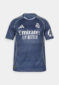 Maglia da calcio blu navy con maniche corte. Presenta il logo bianco "Emirates Fly Better", strisce Adidas e tessuto testurizzato.