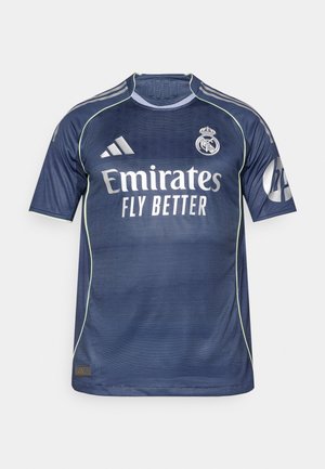 Maillot de football bleu marine à manches courtes. Présente un logo blanc "Emirates Fly Better", des bandes Adidas et un tissu texturé.