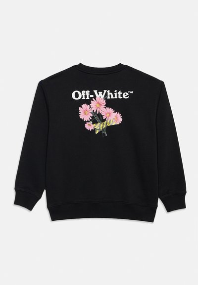 Μαύρο φούτερ με την επιγραφή "Off-White" πάνω από ένα μπουκέτο ροζ μαργαρίτες τυλιγμένο με κίτρινη και μαύρη ριγέ ταινία στην πλάτη.