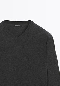 Dunkelgrauer V-Ausschnitt-Pullover aus Strickstoff, mit glatter Textur und langen Ärmeln. Etikett liest "Massimo Dutti".