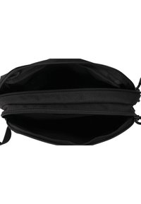 Bolsa negra con cremallera y múltiples compartimentos, fabricada con tela duradera. El interior está forrado, presenta una textura suave y no tiene patrones visibles.