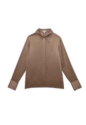 Bluza maro din satin cu mâneci lungi, guler larg și ascuțit și nasturi ascunși în partea din față, prezentată plană pe un fundal alb.