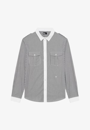 Camisa de manga longa às riscas pretas e brancas com colarinho branco, punhos, pala dos botões e dois bolsos no peito com abas e botões.