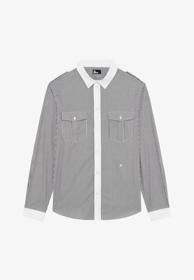 Μαύρο και άσπρο μακριά μανίκια πουκάμισο με κατακόρυφες ρίγες, με άσπρο γιακά, μανσέτες, κουμπιά μπροστά και δύο τσέπες στο στήθος με καπάκια και κουμπιά.