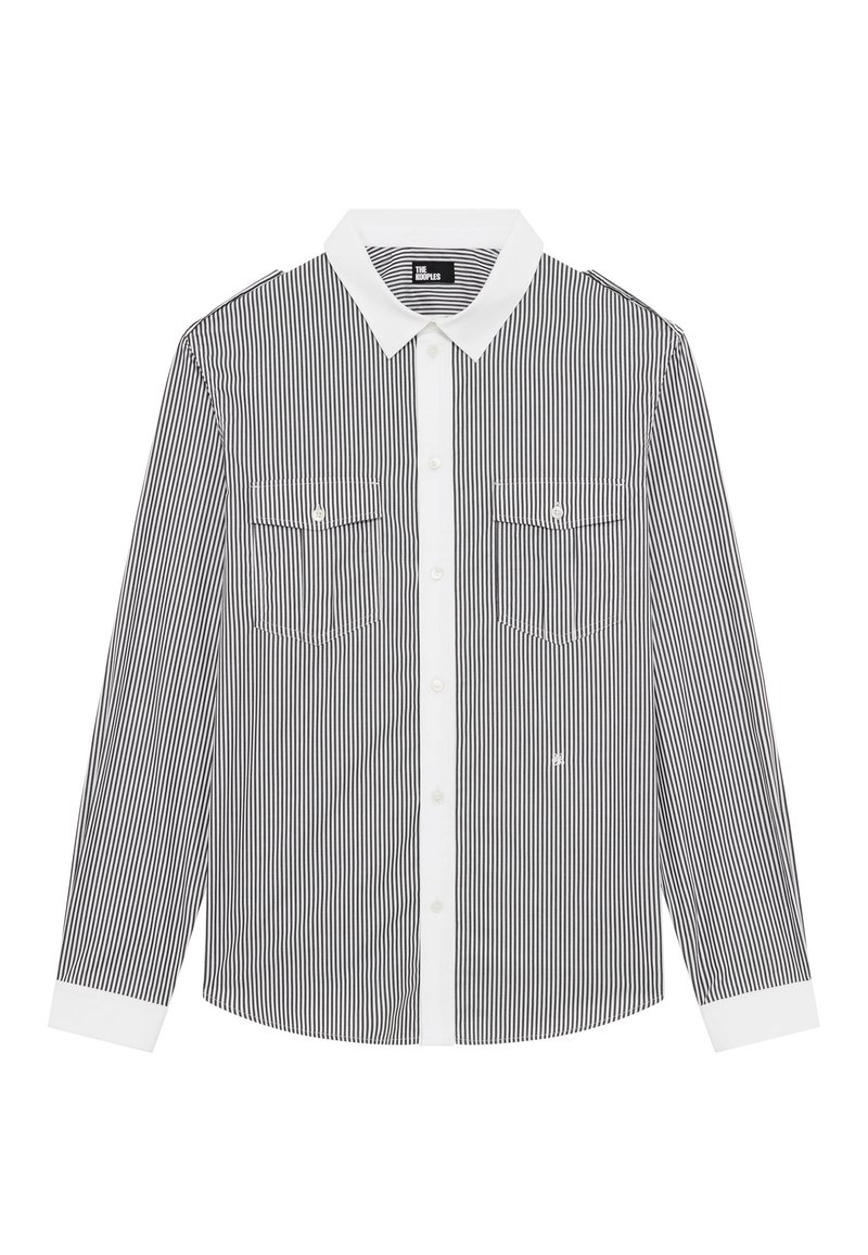 Camicia a maniche lunghe a righe verticali in bianco e nero con colletto bianco, polsini, patta dei bottoni e due tasche sul petto con pattine e bottoni.