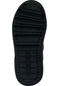 Suola di scarpa in gomma nera con motivo a grip testurizzato, caratterizzata da perforazioni circolari e logo "GEOX" in rilievo. Design flessibile per il comfort.