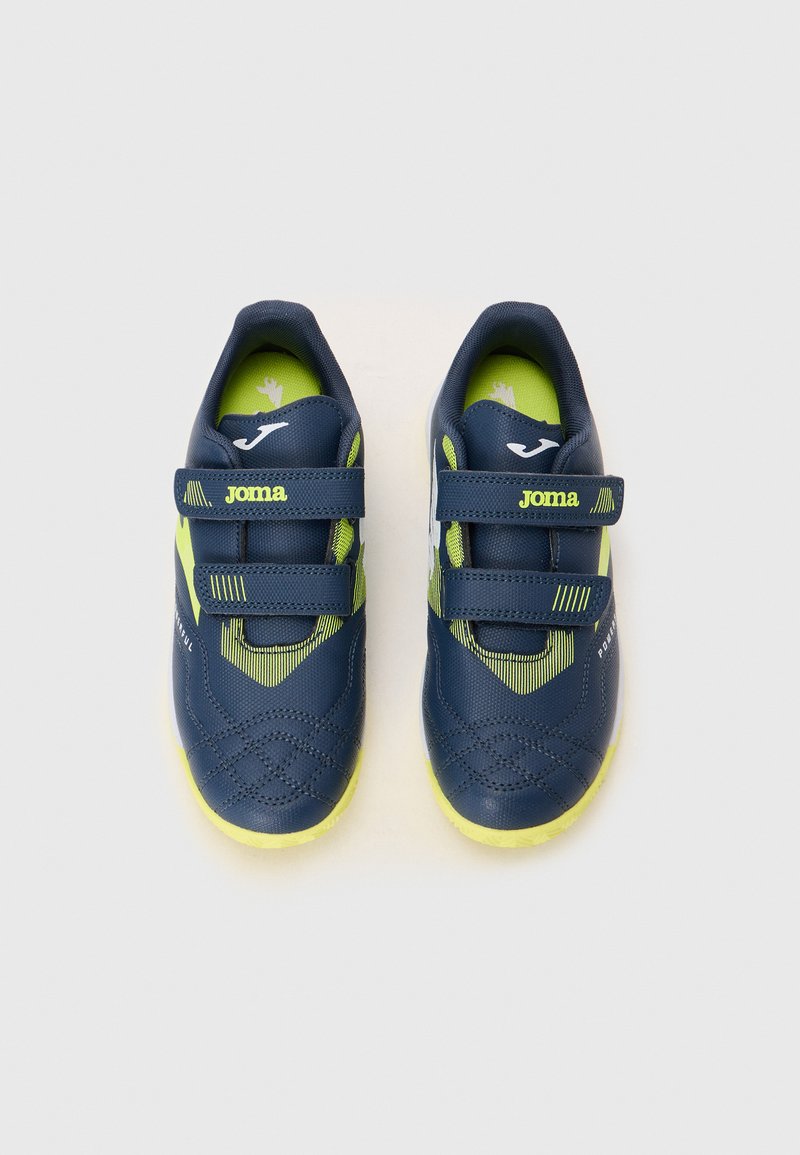 Zapatillas deportivas azules con acentos verdes, correas de Velcro, material texturizado y parte superior con un diseño estampado. Diseñadas para estabilidad y soporte.