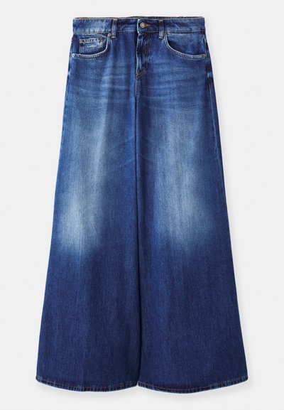 Breda denimjeans i mörkblått med en bleknad tvätt. Har fem fickor och knappstängning. Materialet är mjukt med en slät yta.