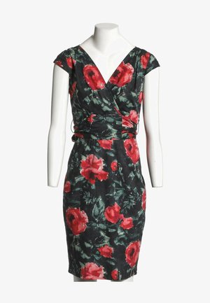 Vestido negro con grandes flores rojas y hojas verdes, mangas cortas y escote en V en un torso de maniquí blanco.