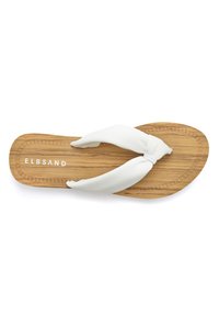 Valkoiset kangasflip-flops, joissa on solmittu muotoilu, lepäävät ruskealla puutekstuurilla varustetulla pohjalla, jossa on hienovarainen koristeellinen reuna.