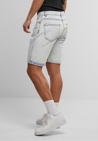 2Y Premium STRAIGHT FIT - Farkkushortsit - blue