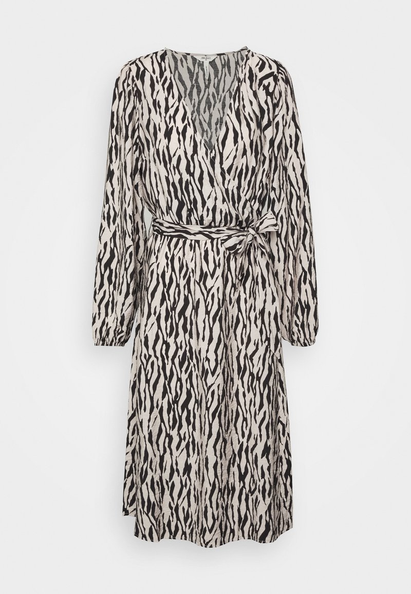 Robe enveloppante à manches longues noire et beige avec un motif abstrait, présentant un décolleté en V et une ceinture assortie nouée à la taille.