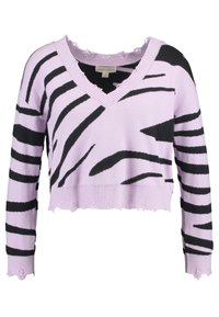 Purpurowy krótki sweter z czarnymi paskami zebry, z dekoltem w serek, prążkowanym wykończeniem i postrzępionymi brzegami na mankietach oraz dole.