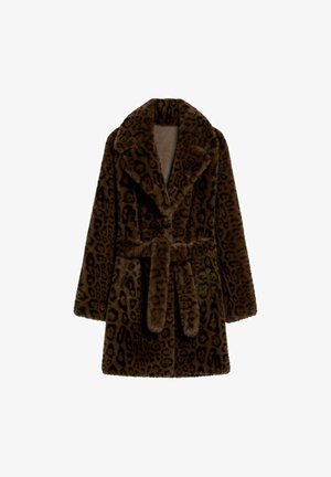 Bordowa szlafrok z futra syntetycznego w panterkę, z kołnierzem szalowym, paskiem wiązanym i długimi rękawami. Charakteryzuje się miękką fakturą w odcieniach brązu i czerni.