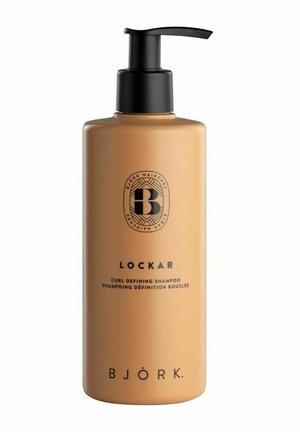 Pumpflaske med Björk Lockar krølledefinerende shampoo i tan med sort pumpe og sort logo samt tekst på forsiden.