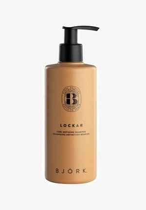 Pumpflaske med Björk Lockar krølledefinerende shampoo i tan med sort pumpe og sort logo samt tekst på forsiden.