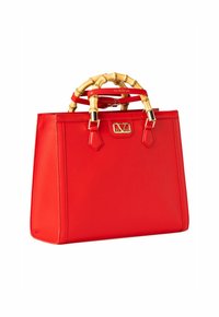 Rote Lederhandtasche mit Bambusgriffen, goldenen Hardwareakzenten und einem strukturierten Design. Verfügt über eine Logo-Plakette auf der Vorderseite.