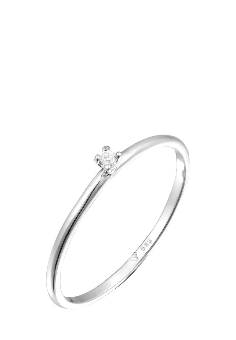 Sølvring med en glat, tynd skulptur og et enkelt rundt diamanthoved, der viser en poleret finish og minimalistisk design.
