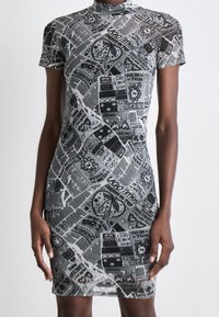 Vestido ajustado en blanco y negro con un cuello alto, que presenta un estampado de gráficos al estilo de periódicos y motivos de dibujos animados. Mangas cortas y un diseño que realza la figura.