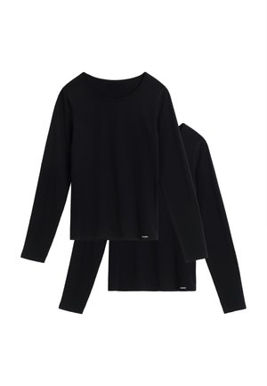 Dwie proste czarne koszulki z długim rękawem i okrągłym dekoltem, nałożone jedna lekko przed drugą, na białym tle.