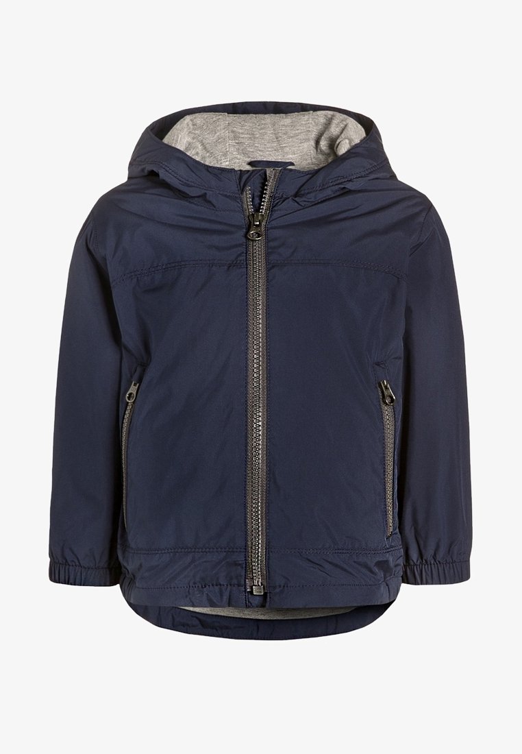 Lekka kurtka w kolorze granatowym z kapturem, szarą podszewką wewnętrzną, zamkiem błyskawicznym z przodu oraz dwoma bocznymi kieszeniami. Gładki materiał z elastycznymi mankietami.