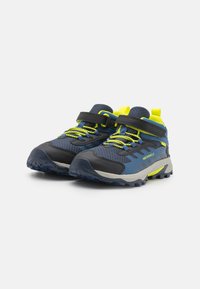 Zapatos de senderismo para niños en azul marino y amarillo brillante, con parte superior de malla, suela de goma, correa ajustable y suela resistente para tracción.